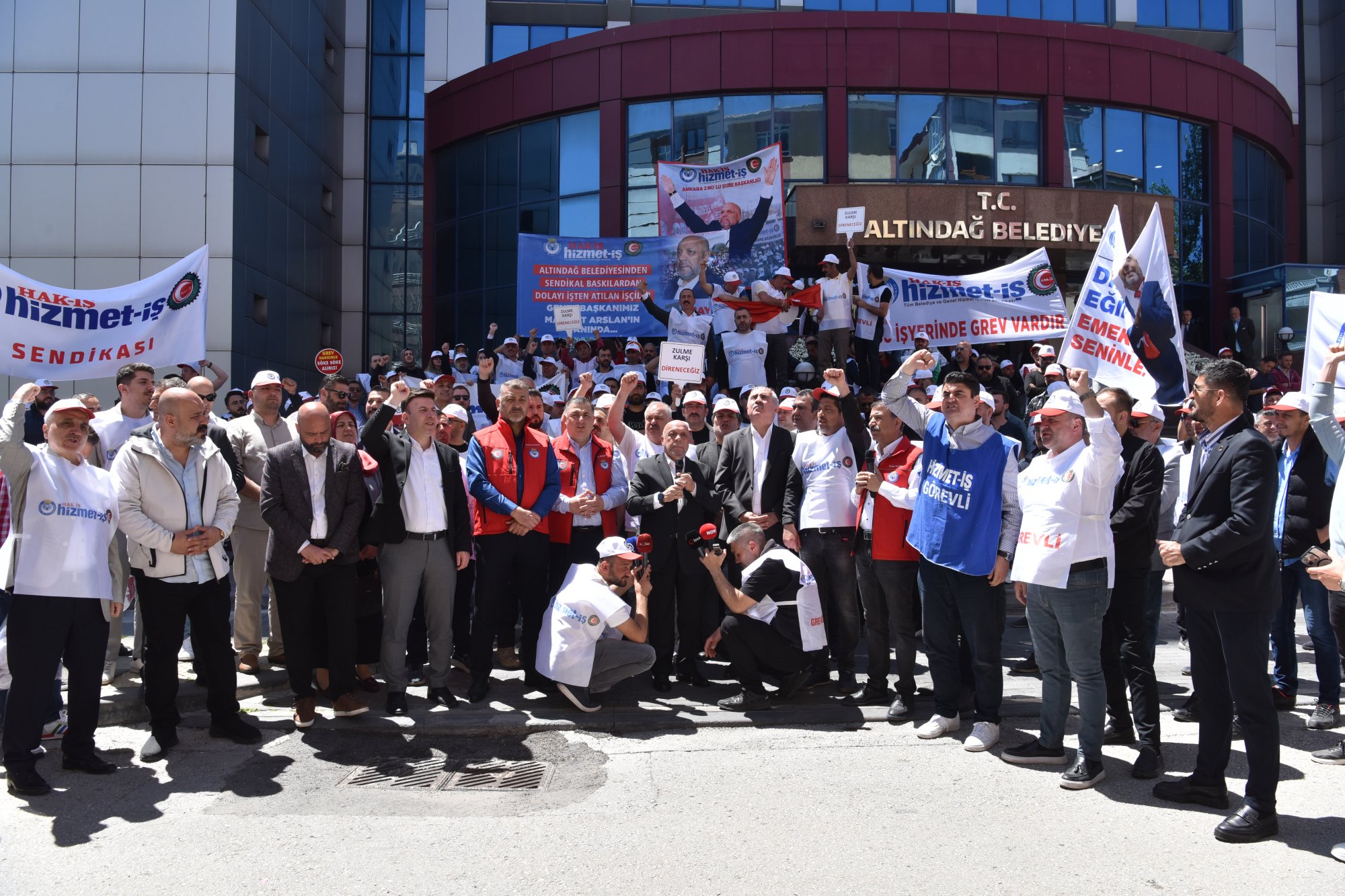 ARSLAN’DAN ALTINDAĞ BELEDİYESİNDE GREV YAPAN İŞÇİLERE ZİYARET “HODRİ MEYDAN, MÜCADELEMİZİ SONUNA KADAR SÜRDÜRECEĞİZ”