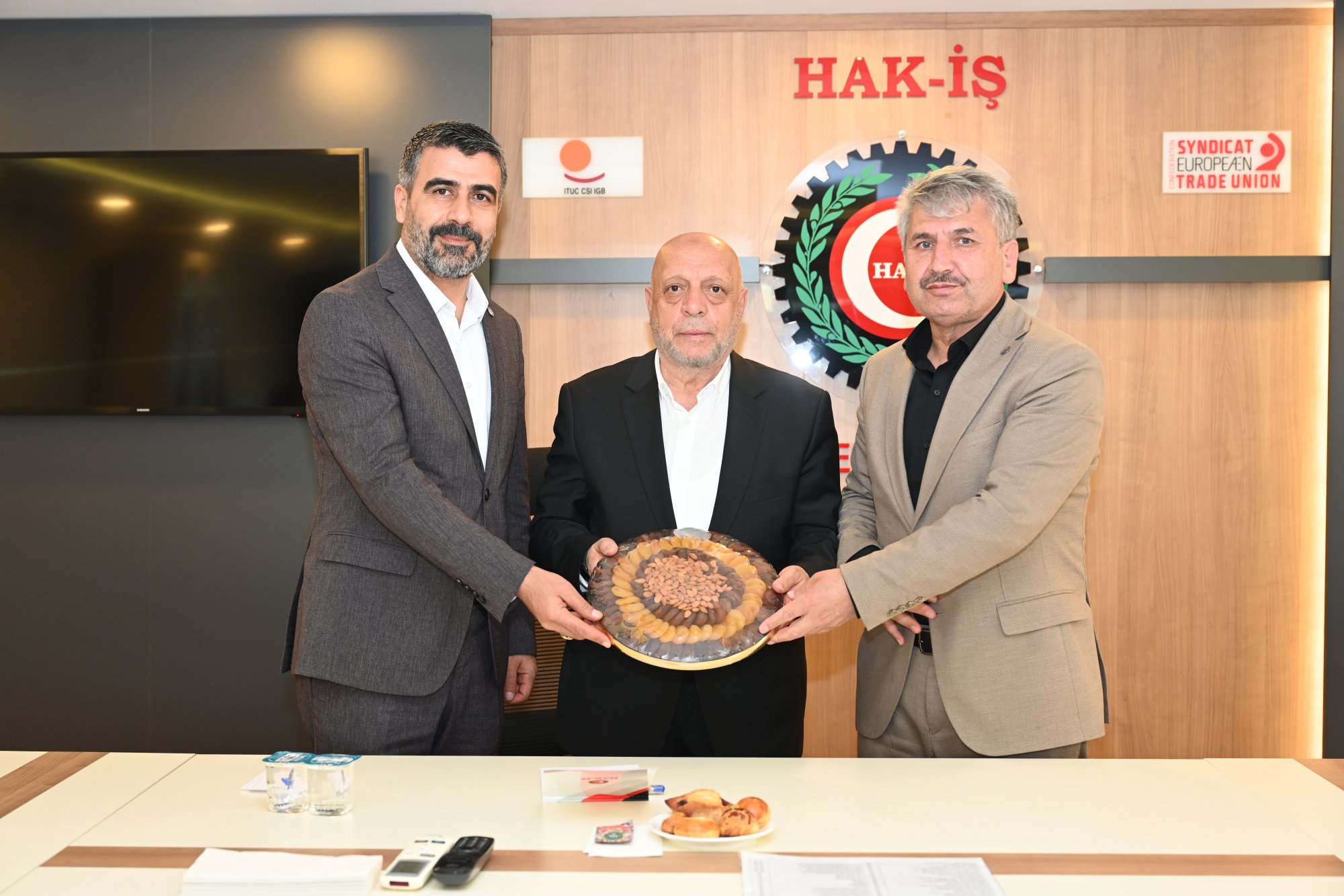 ARSLAN, MALATYA İL BAŞKANIMIZ VE  SENDİKALARIMIZIN MALATYA ŞUBE BAŞKANLARINI KABUL ETTİ