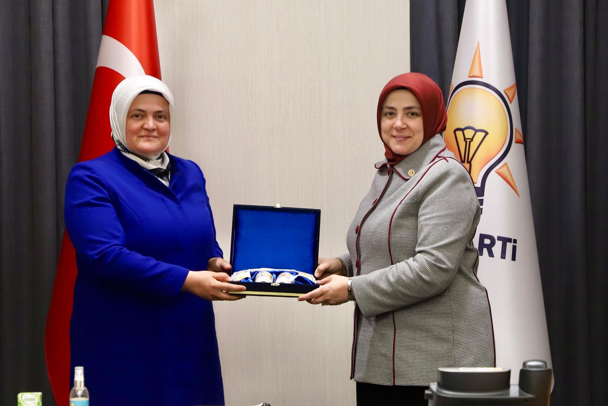 HAK-İŞ KADIN KOMİTESİNDEN AK PARTİ KADIN KOLLARI’NA ZİYARET