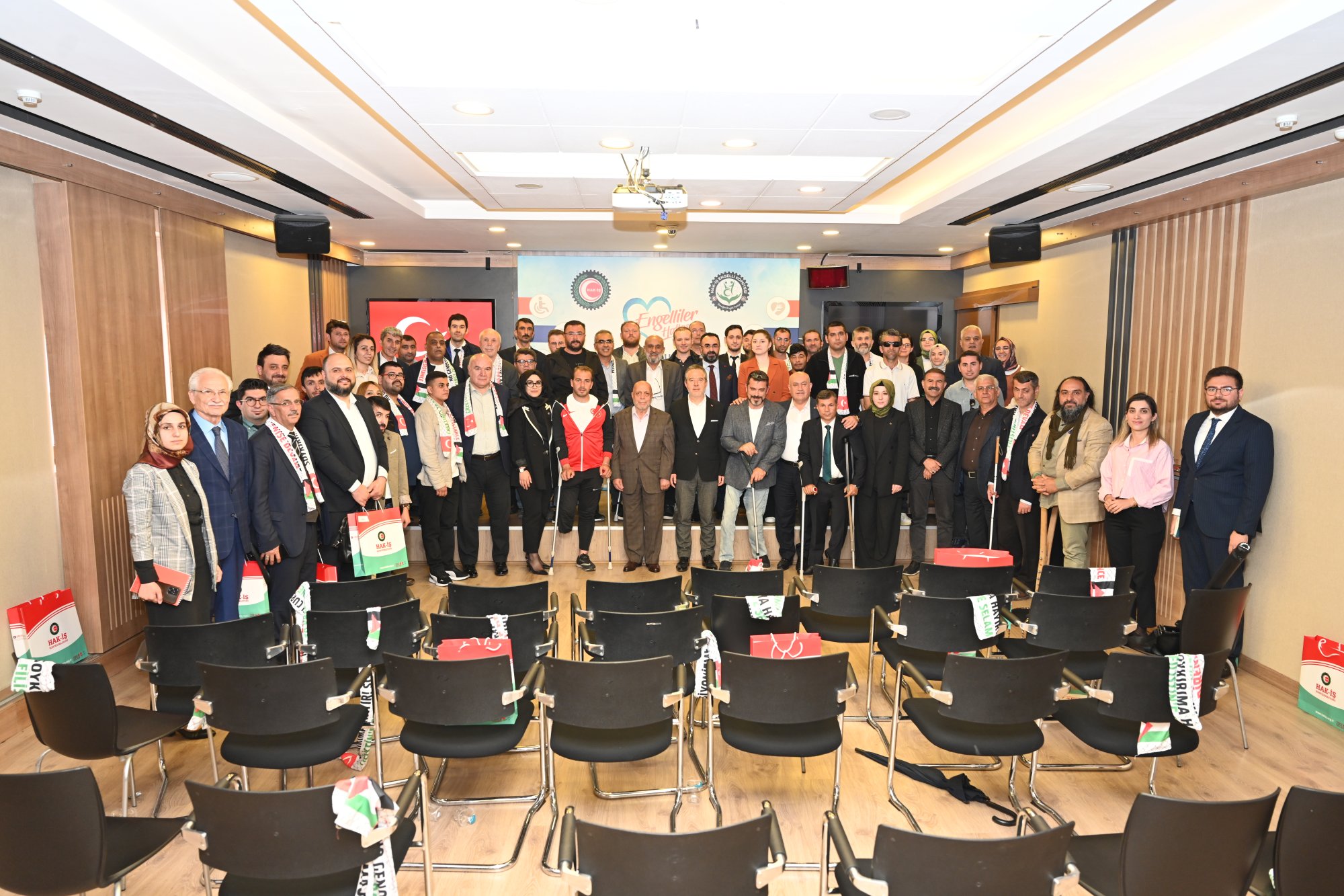 HAK-İŞ ENGELLİLERİN SORUNLARINI MASAYA YATIRDI