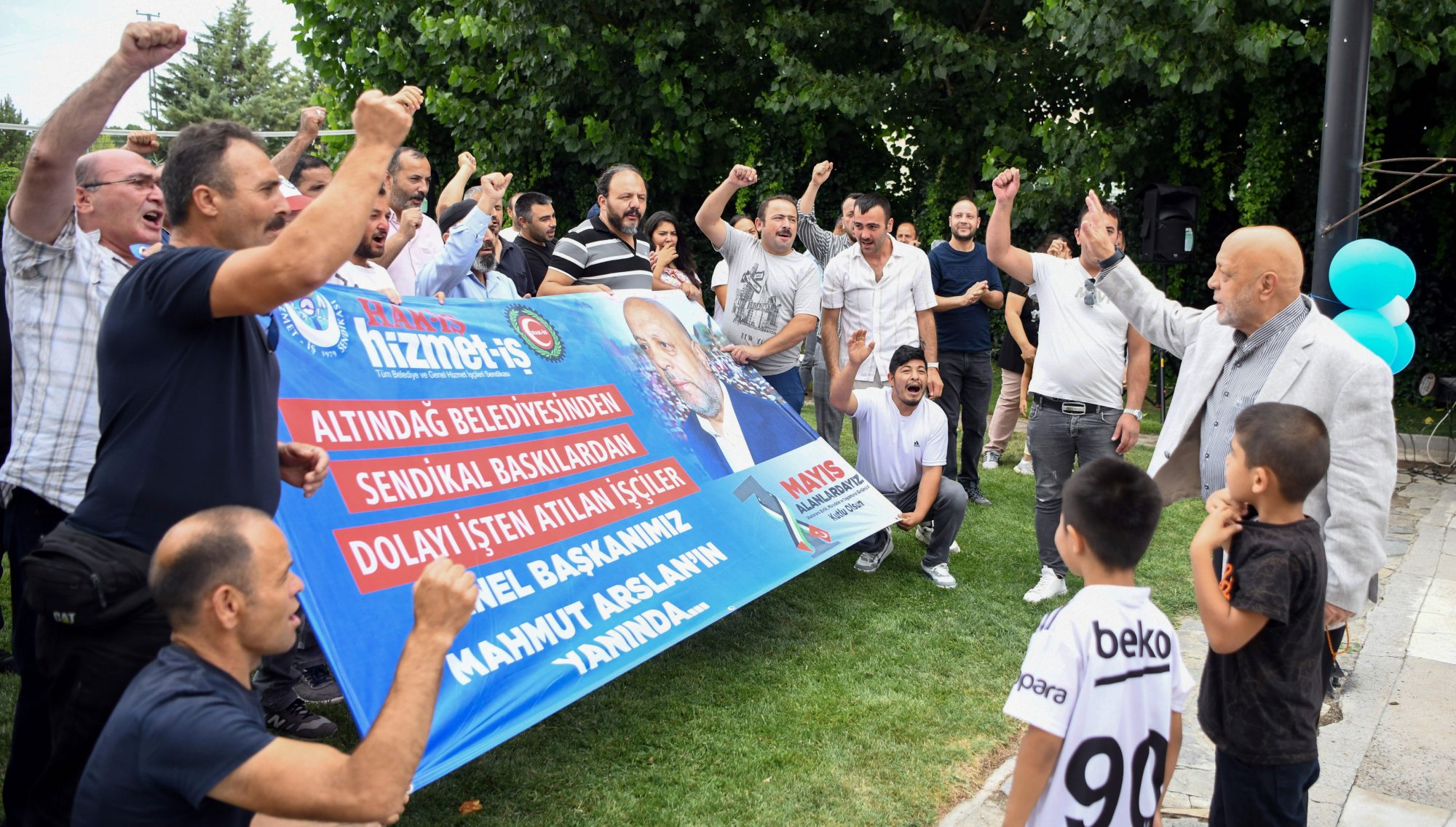 ARSLAN, ALTINDAĞ BELEDİYESİNDE İŞTEN ATILAN İŞÇİLER VE AİLELERİYLE BULUŞTU