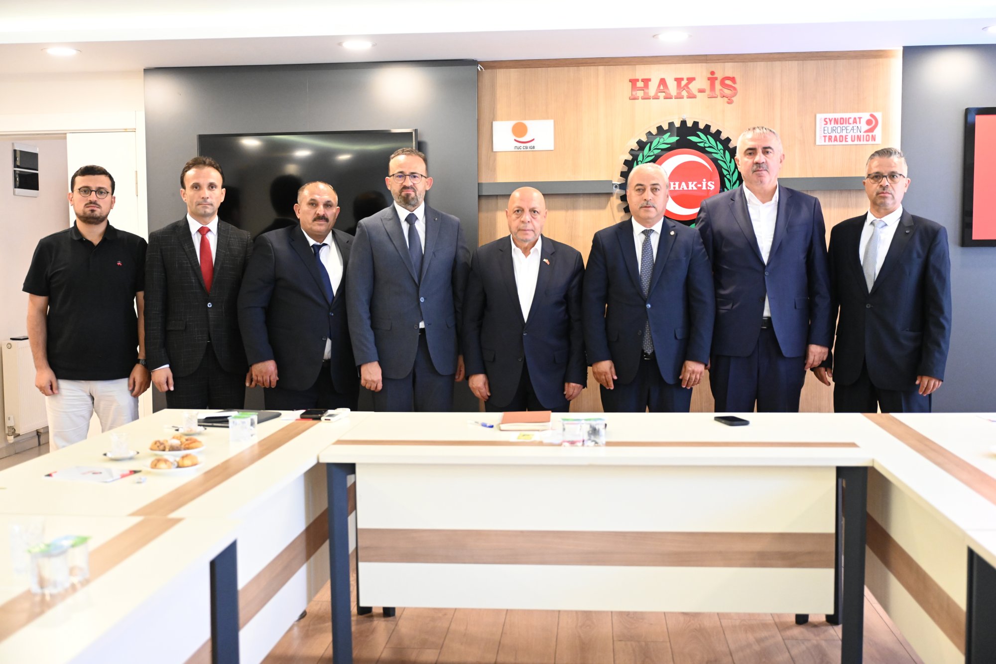 ARSLAN, HAK-İŞ DENİZLİ İL BAŞKANI ve ŞUBE YÖNETİCİLERİNİ KABUL ETTİ