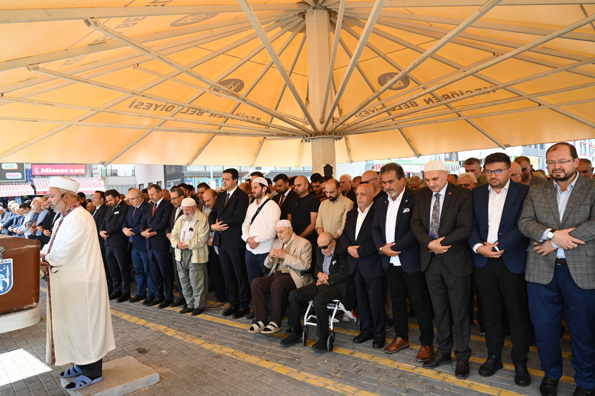 ARSLAN, YASİN HATİPOĞLU'NUN EŞİNİN CENAZESİNE KATILDI