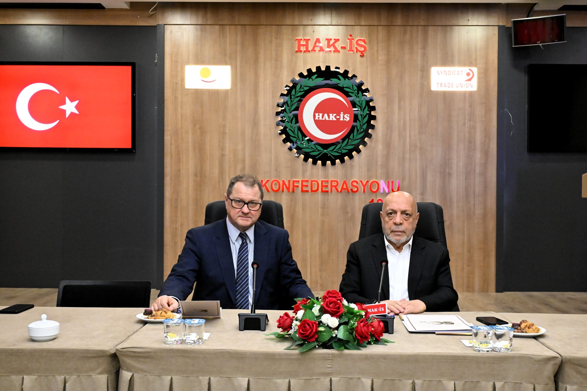 ILO ACTRAV SORUMLUSU GLOVACKAS’DAN HAK-İŞ’E ZİYARET