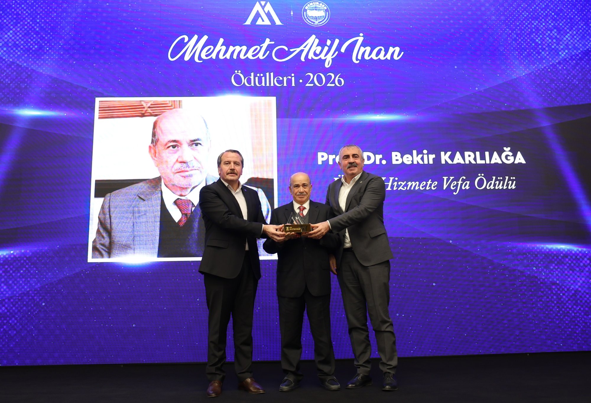 ÖZDEMİR, MEHMET AKİF İNAN ÖDÜL TÖRENİNE KATILDI