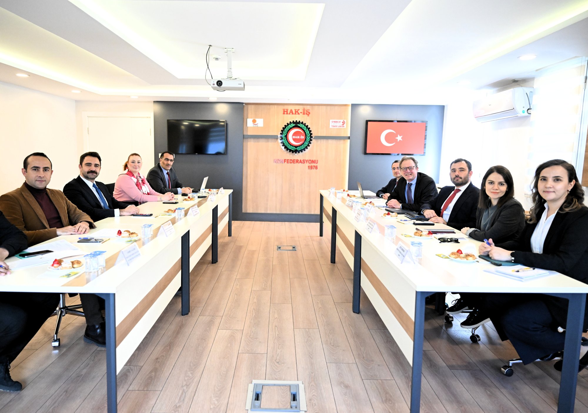 OECD EKONOMİK GELİŞMELERİ DEĞERLENDİRME KOMİTESİ’NDEN HAK-İŞ’E ZİYARET