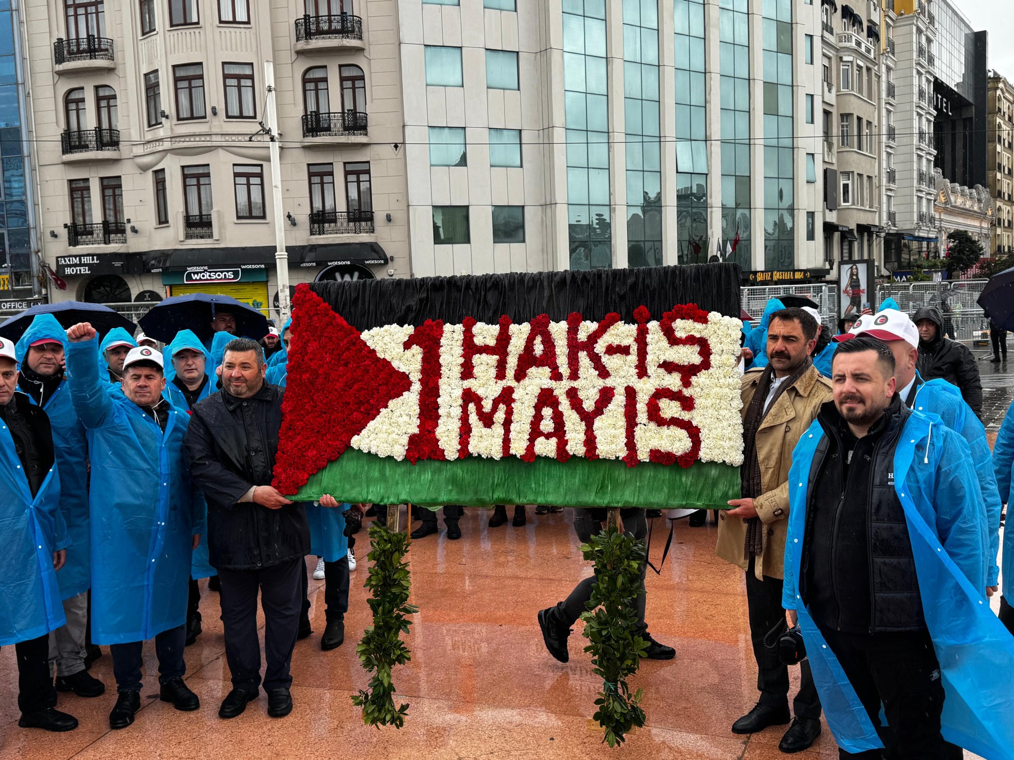 HAK-İŞ’TEN TAKSİM ANITINA ÇELENK